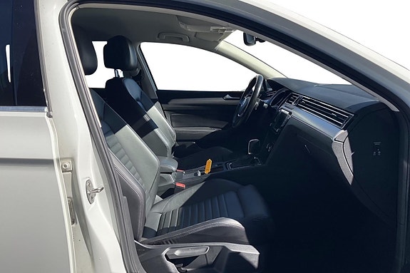 Volkswagen Passat Alltrack 4 of 5