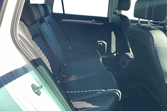Volkswagen Passat Alltrack 10 of 11