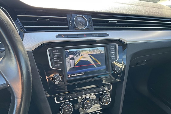 Volkswagen Passat Alltrack 9 of 11