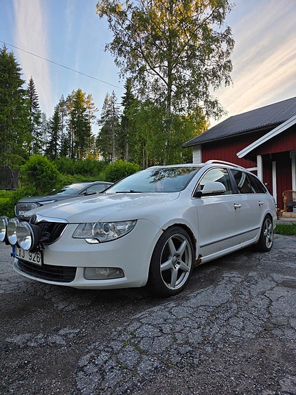 Skoda Superb 2 of 4