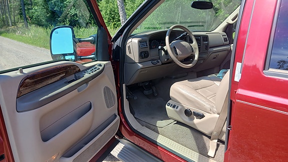 Ford Excursion 7 of 12