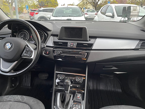 BMW 218i 3 of 7