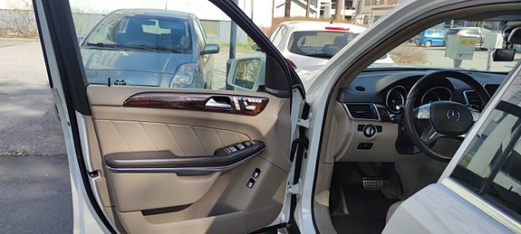 Mercedes-Benz GL350 2 of 5