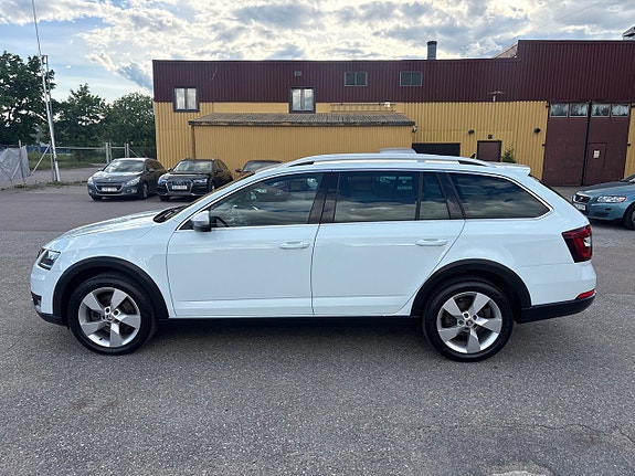 Skoda Octavia Scout 2 of 5