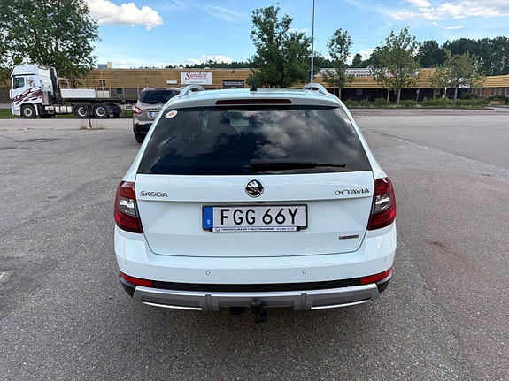 Skoda Octavia Scout 3 of 5