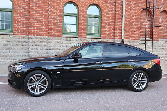 BMW 330i 4 of 5