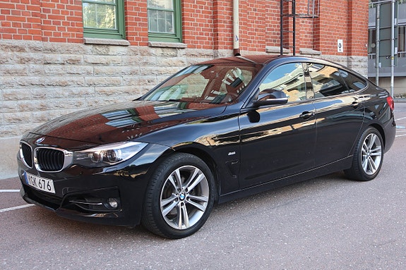 BMW 330i 3 of 5