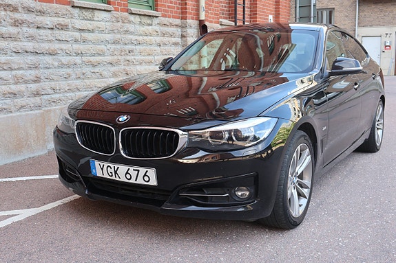 BMW 330i 2 of 5
