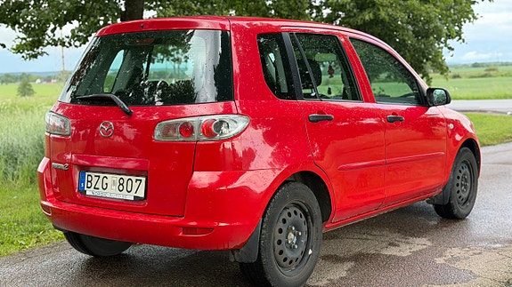Mazda 2 4 of 5