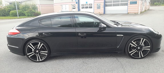 Porsche Panamera 4S 2 of 5