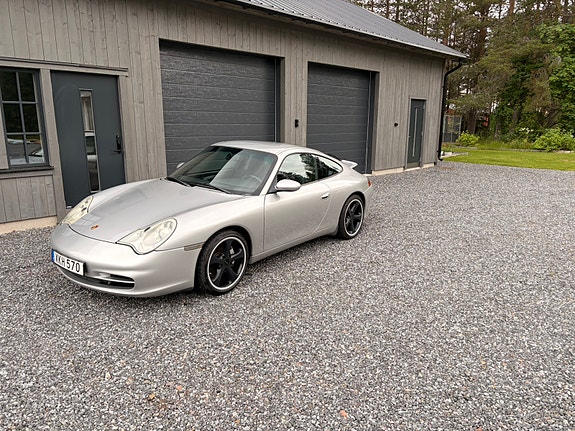 Porsche 911 Carrera 4 2 of 5