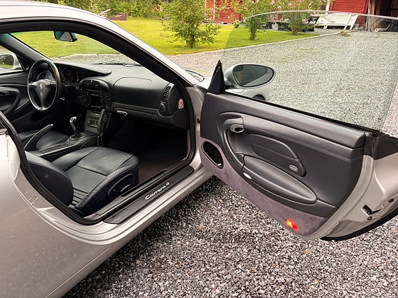 Porsche 911 Carrera 4 4 of 5