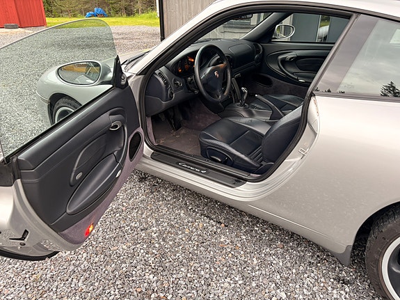 Porsche 911 Carrera 4 3 of 5