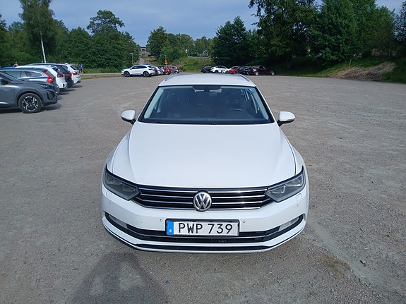 Volkswagen Passat 2 of 5