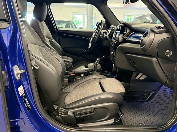 MINI Cooper 13 of 27