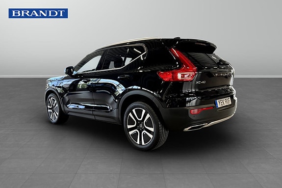 Volvo XC40 2 of 12