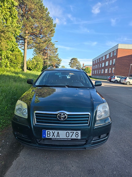 Toyota Avensis 2 of 5