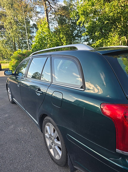 Toyota Avensis 4 of 5