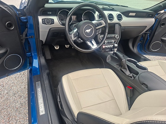 Ford Mustang 3 of 5