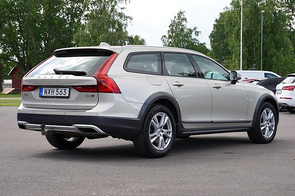 Volvo V90 Cross Country 2 of 5
