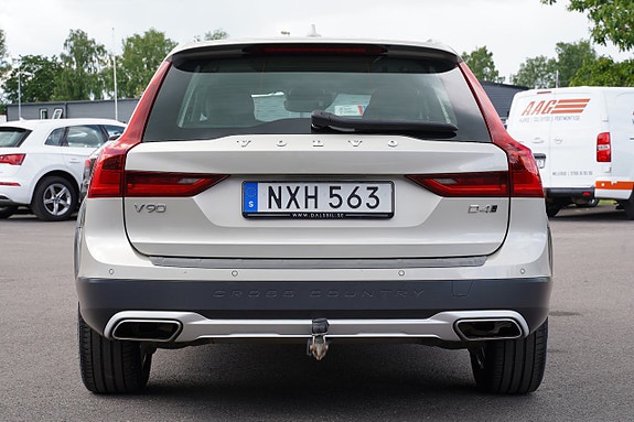 Volvo V90 Cross Country 3 of 5