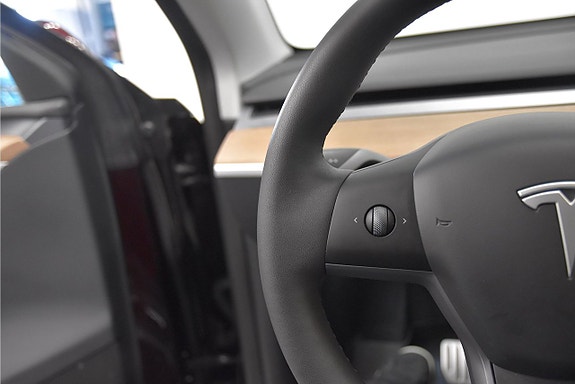 Tesla Model Y 10 of 22