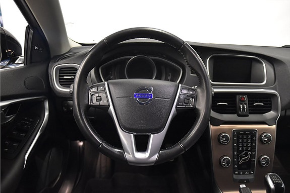 Volvo V40 Cross Country 2 of 5