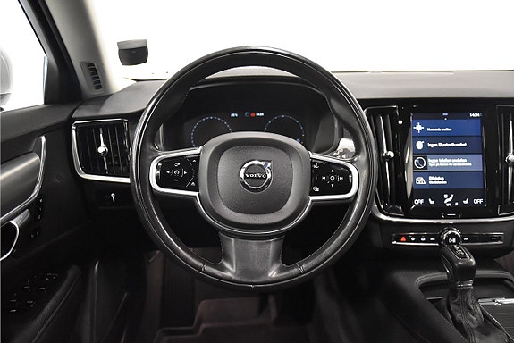 Volvo V90 2 of 5