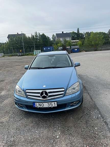 Mercedes-Benz C220 2 of 5