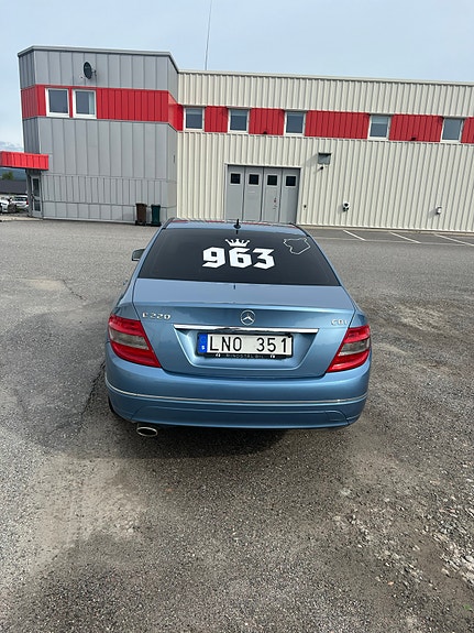 Mercedes-Benz C220 4 of 5