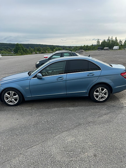 Mercedes-Benz C220 3 of 5