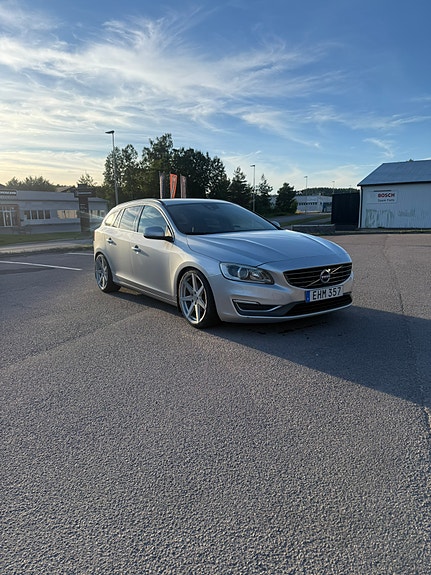 Volvo V60 2 of 5