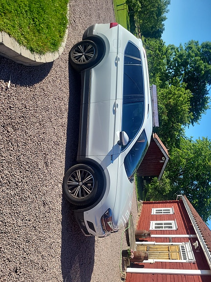 Volkswagen Tiguan Allspace 2 of 5
