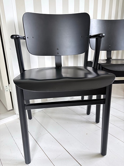 Artek stol av Ilmari Tapiovaara svart