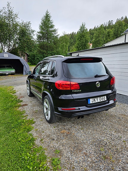 Volkswagen Tiguan 2 of 5