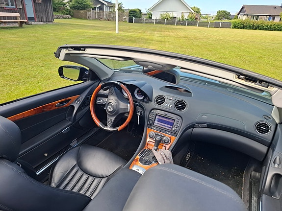 Mercedes-Benz SL350 4 of 5