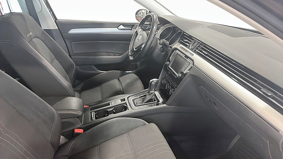Volkswagen Passat Alltrack 3 of 5