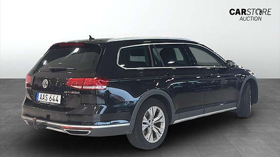 Volkswagen Passat Alltrack 2 of 5