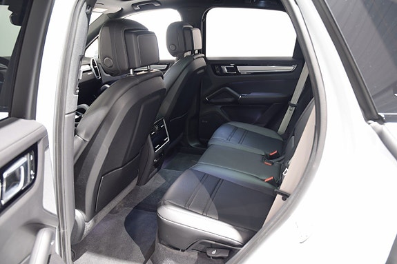 Porsche Cayenne 7 of 17