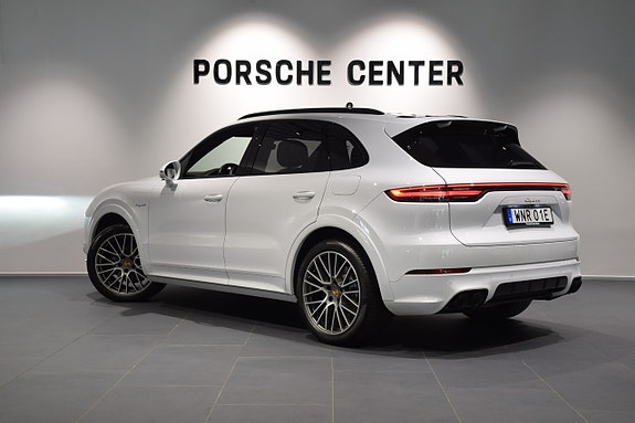 Porsche Cayenne 3 of 5