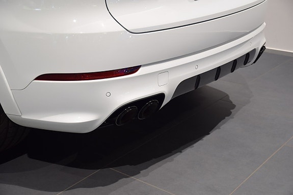 Porsche Cayenne 15 of 17