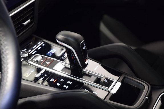 Porsche Cayenne 8 of 17