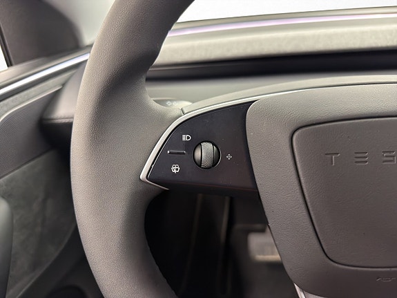 Tesla Model Y 18 of 30