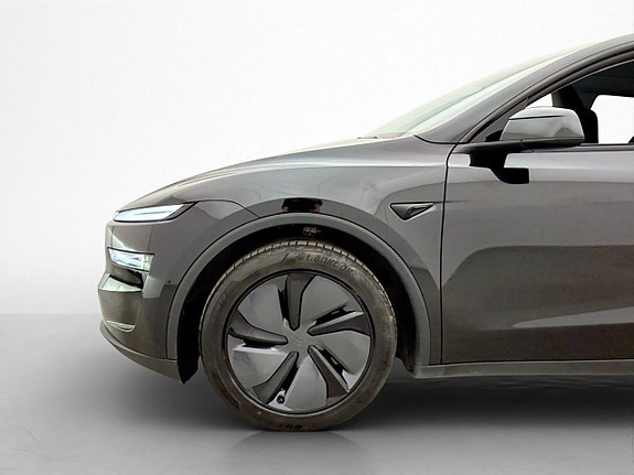 Tesla Model Y 29 of 30