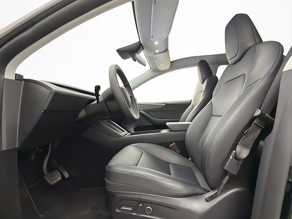 Tesla Model Y 17 of 30