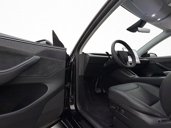 Tesla Model Y 28 of 30
