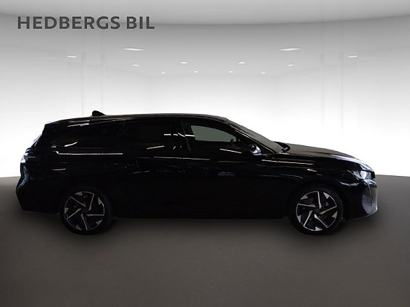 Peugeot 308 SW 2 of 5