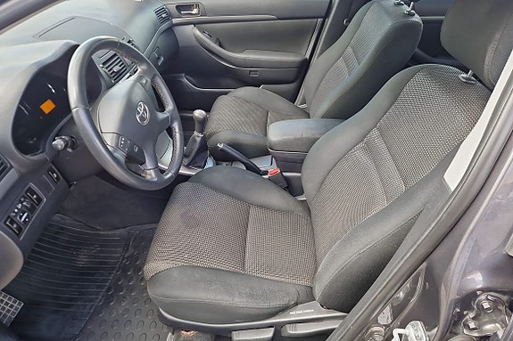 Toyota Avensis 4 of 5