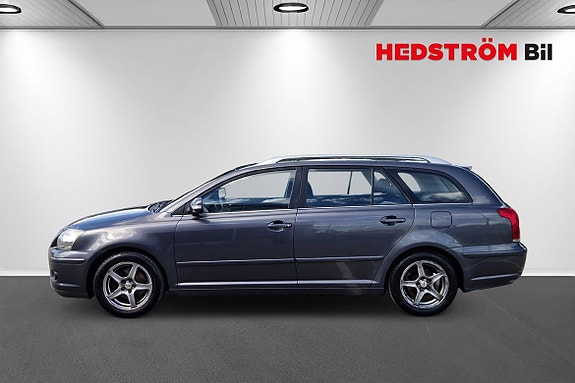 Toyota Avensis 2 of 5