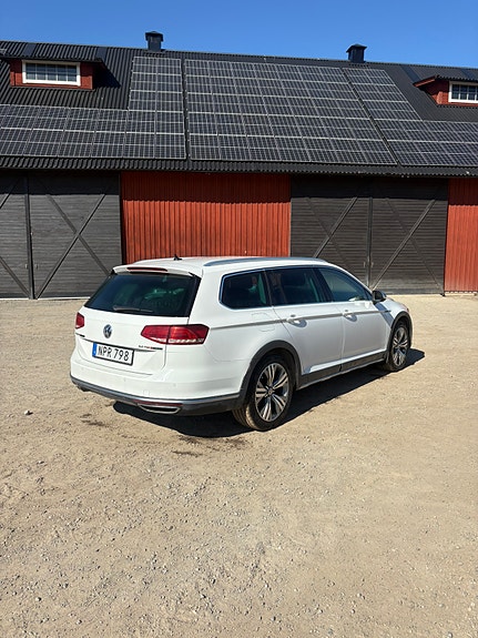 Volkswagen Passat CC 2 of 5